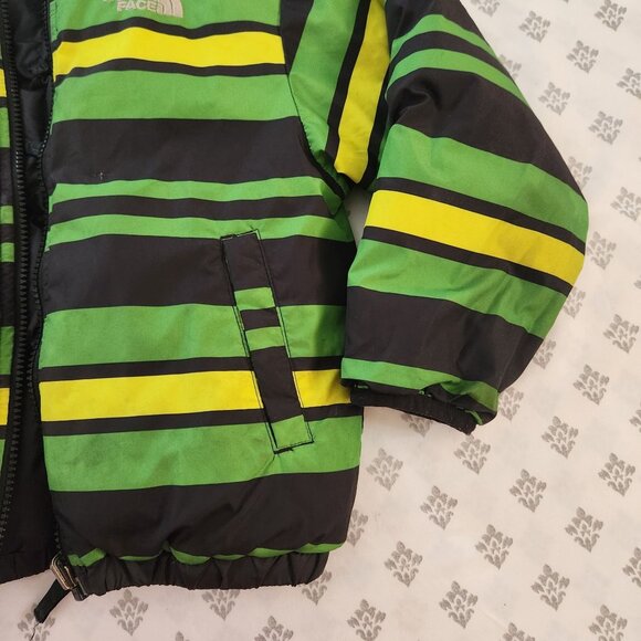 The North Face Reversible Jacket 550 for a Boy Size 5T - Picture 8 of 11